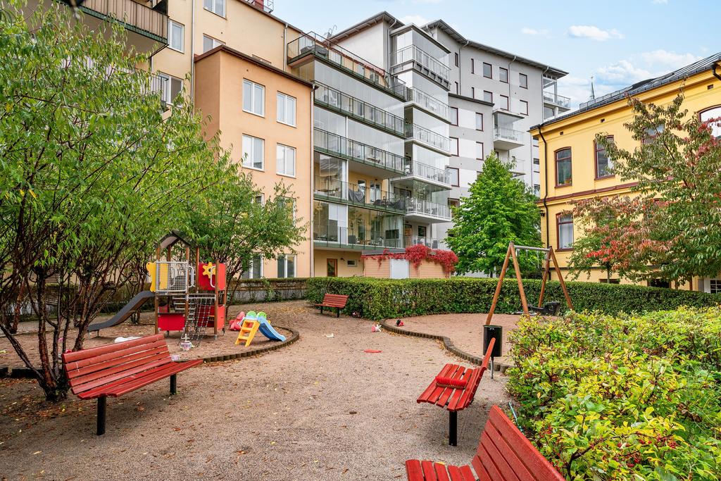 Lekpark på den inhängnade innergården