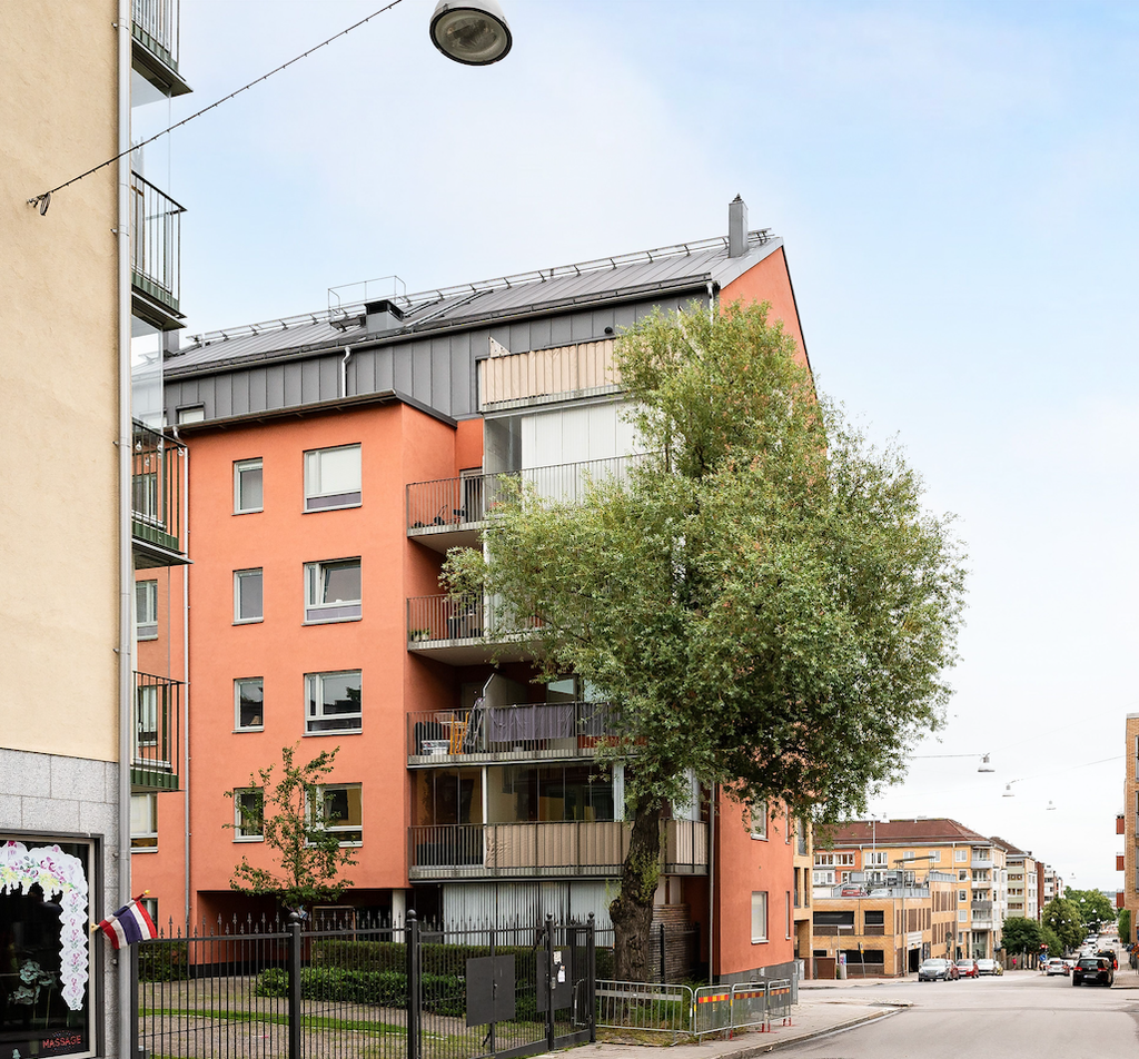 Bostaden är belägen i korsningen Luntgatan & Slottsgatan.