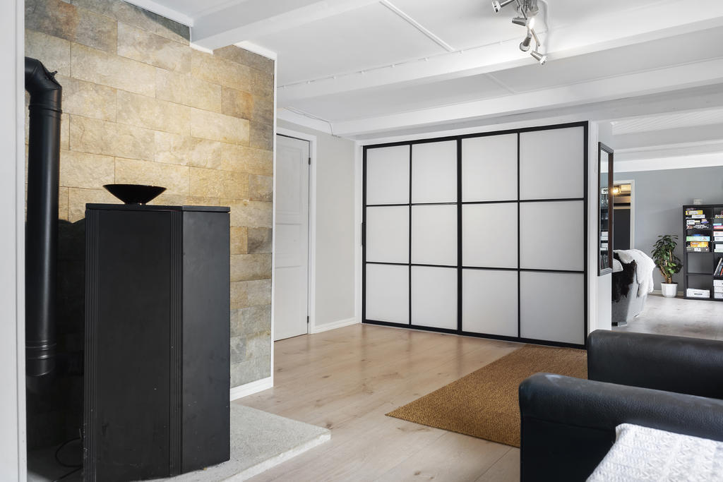 Hall med kamin och garderober