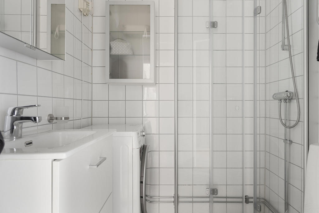 Helkaklat, fräscht badrum med tvättmaskin!