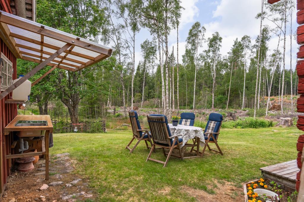 Praktiskt utekök på huvudstugans gavel