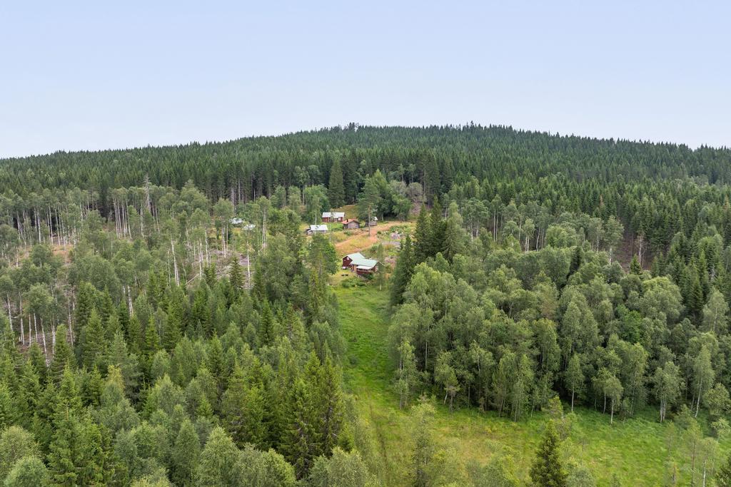 Fäboden är en del av Gagnefs historia men är geografiskt omsluten av Ludvika kommun. Genom fäbodens gattu passerar den populära Vildmarksleden – en uppskattad sträckning för vandrare året om. 