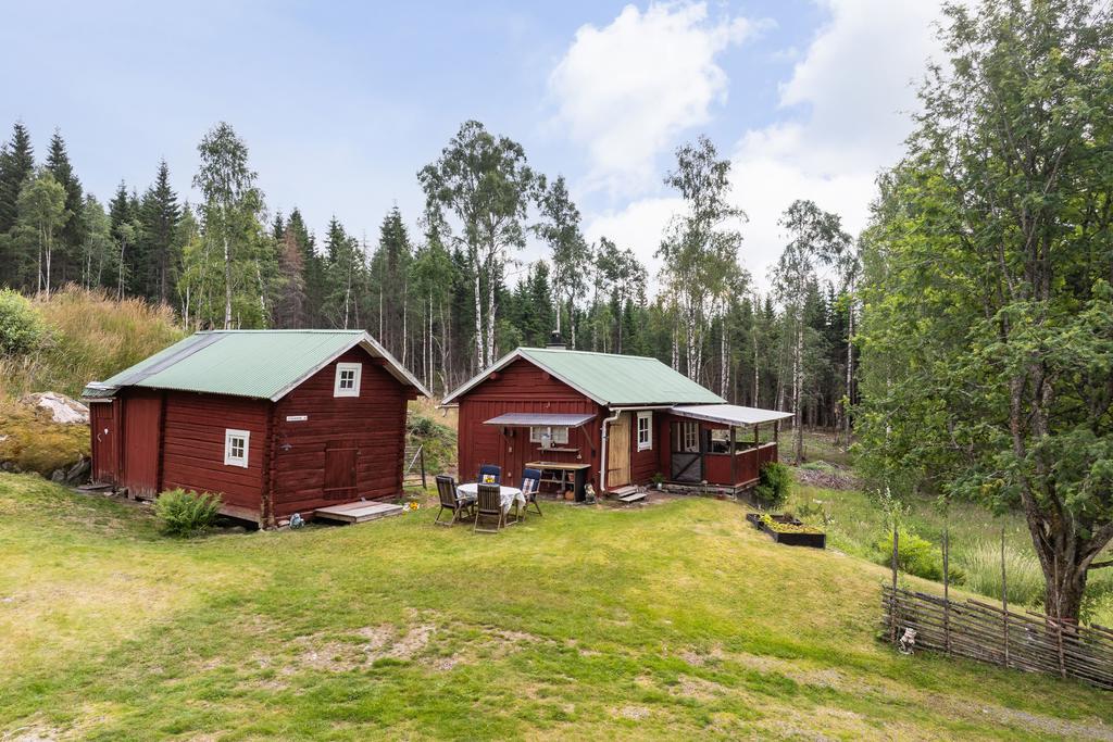 Genuin stuga i fäbodmiljö med anor och naturnära lugn