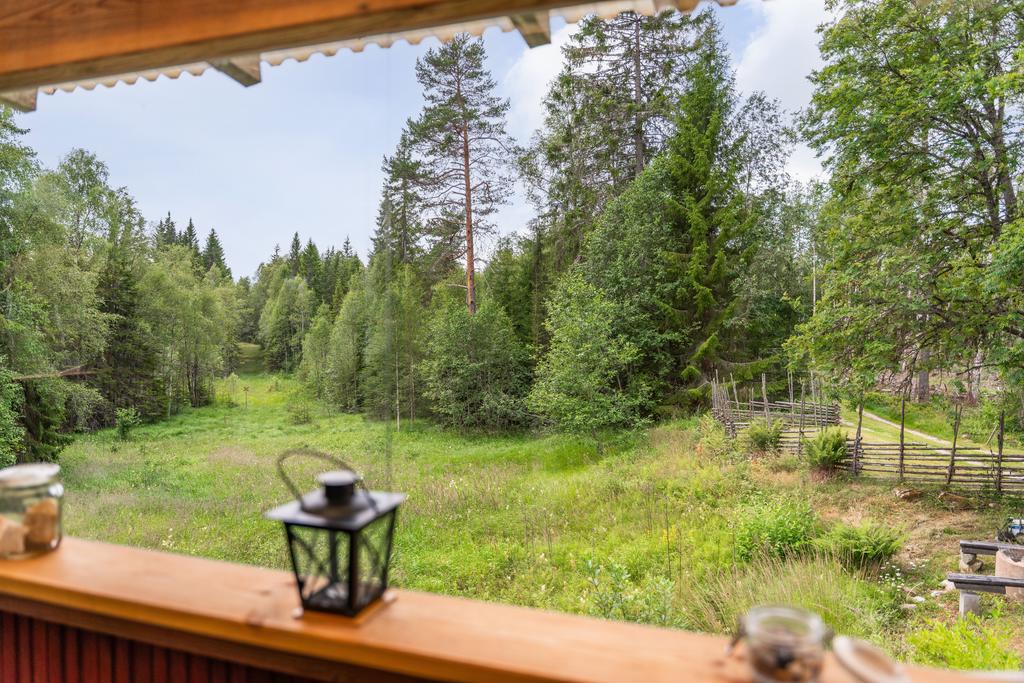 På myren intill stugan går Gyllbergens skidspår vintertid