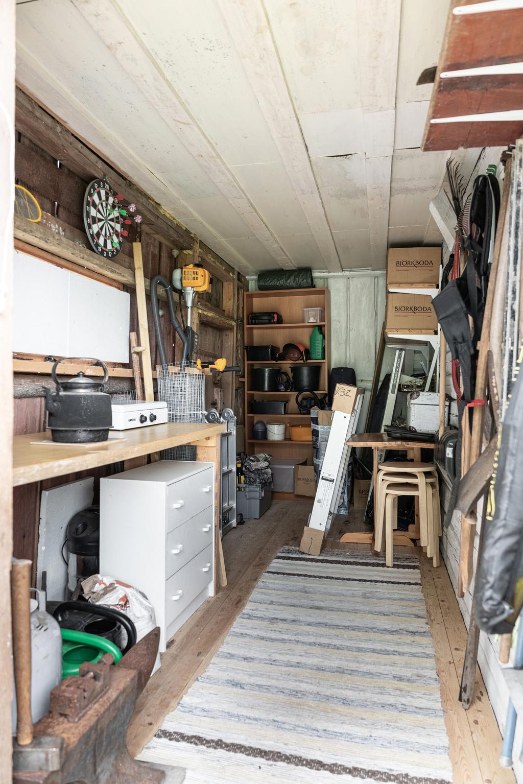 Tillbyggt  redskapsförråd på huvudstugan, möjligt att göra om till sovrum