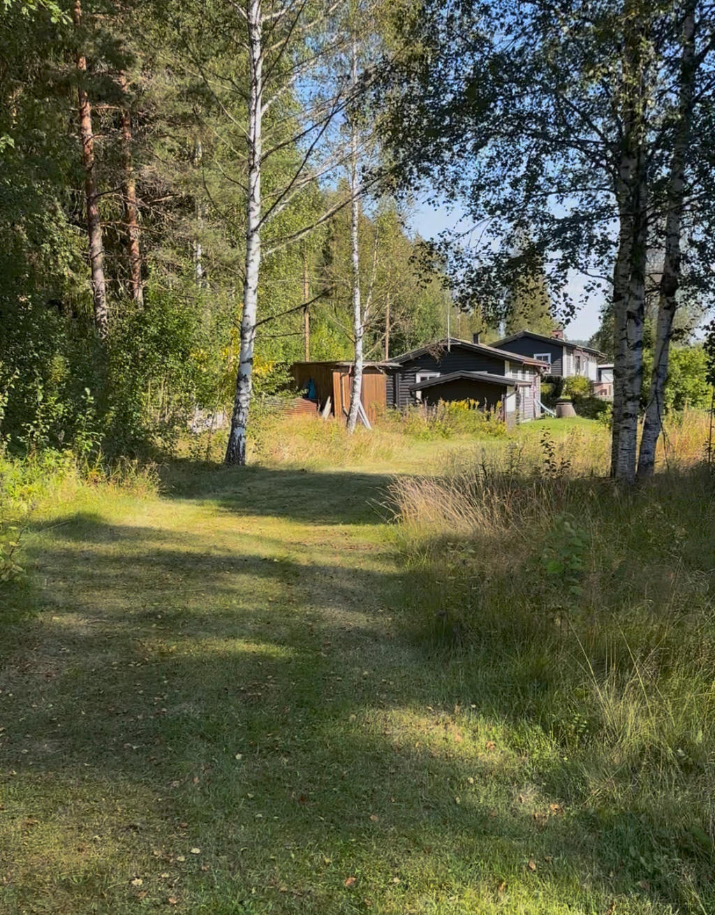Tomt med förråd som tillhör fastigheten