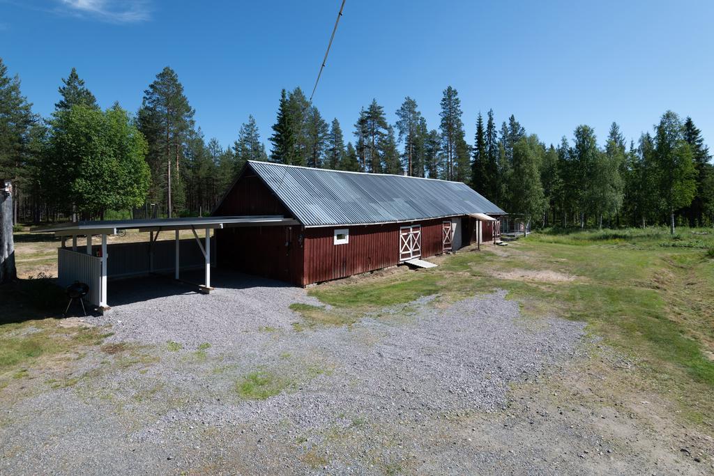 Ladugård och carport