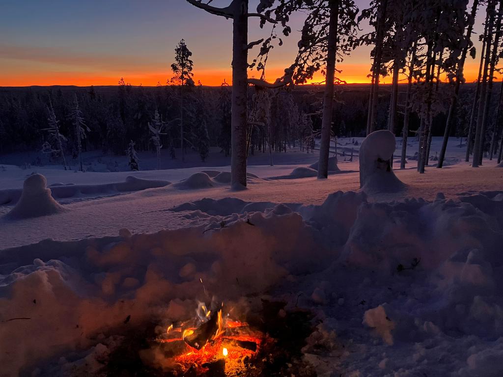 Säljarens bild - fotad på rullstensåsen ovan huset.