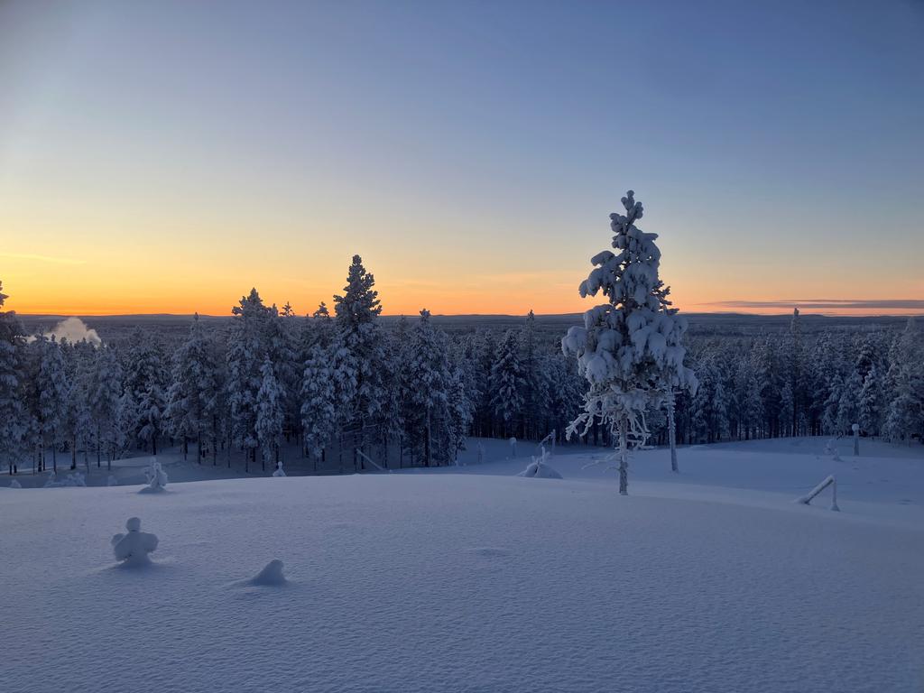 Säljarens bild - fotad ovan hus. Vinterdag med rök från husets skorsten.