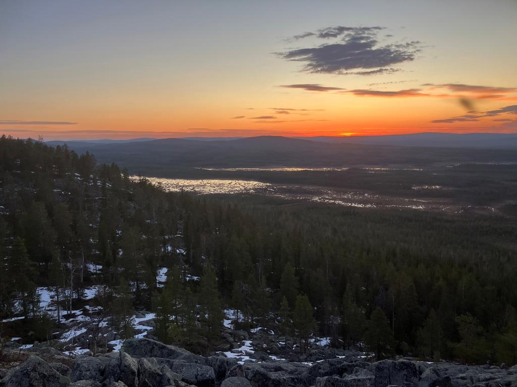 Säljarens bild - vy från bergstopp. Ca 3,5 kvm nordöst från fastigheten.