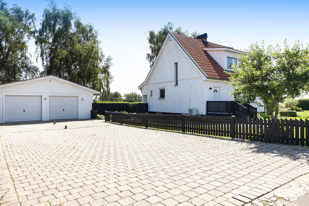Rejält dubbelgarage och en stor uppfart