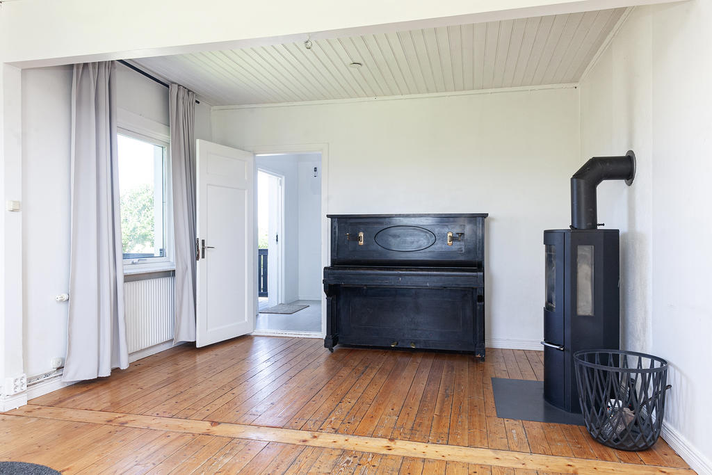 Stort ljust allrum med kamin