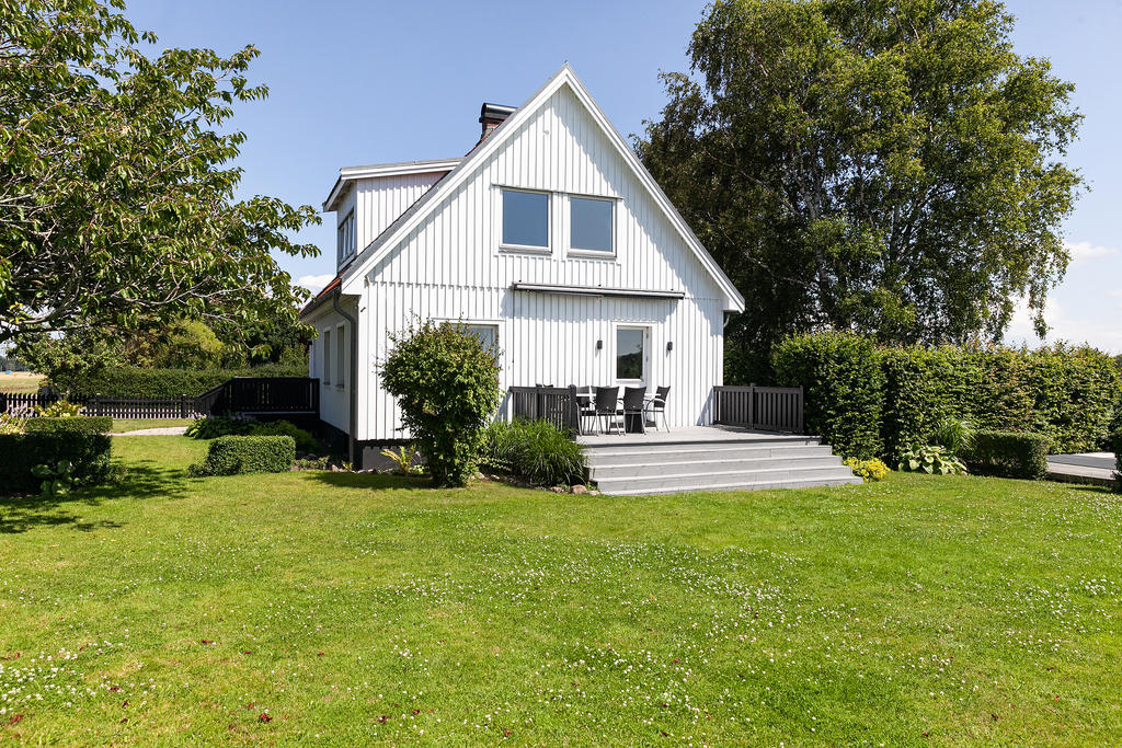 Uteplats med solmarkis