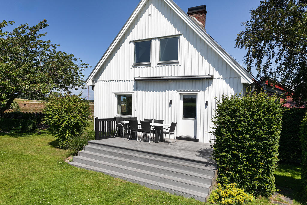 Upphöjd uteplats med dag- och kvällssol