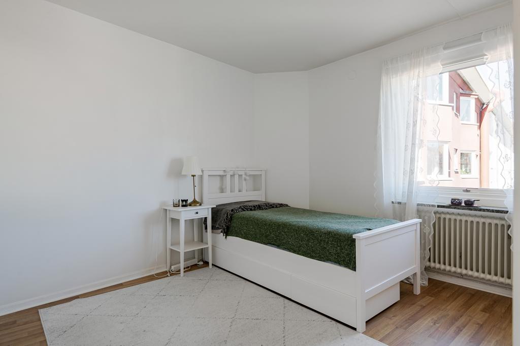 Allrummet, här får både säng och soffa plats. 