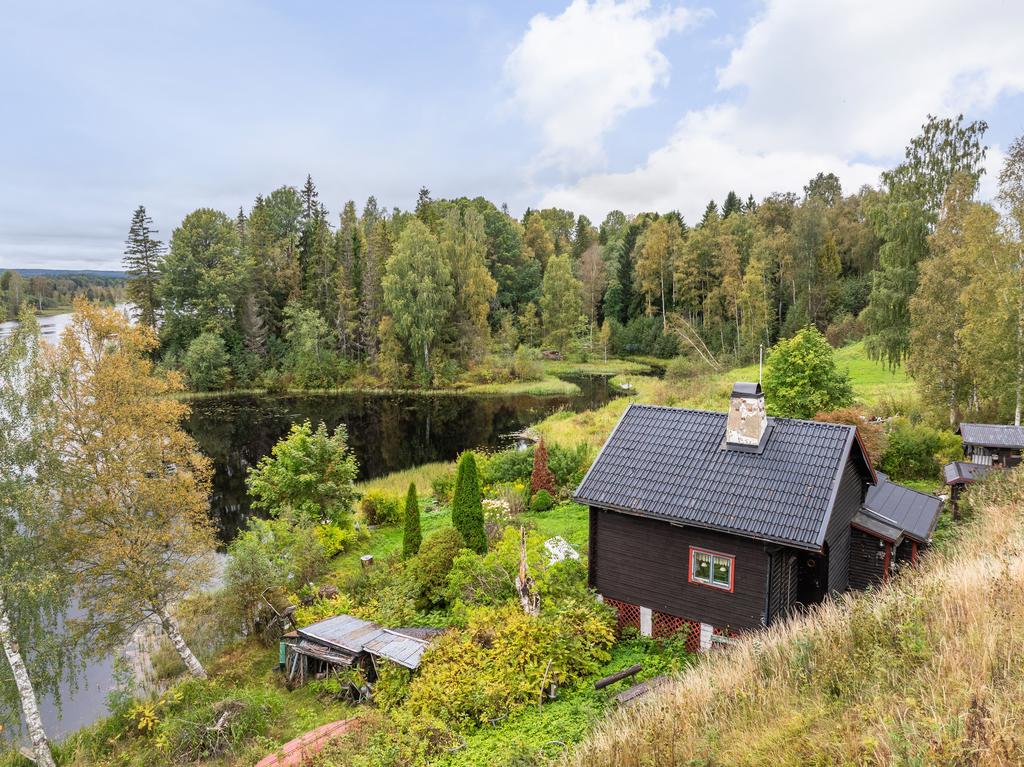 Nedanför de uppradade 70-talsvillorna på Nyåkern ligger denna unika fritidsfastighet som en liten oas, placerad i en svag sluttning ner mot viken.