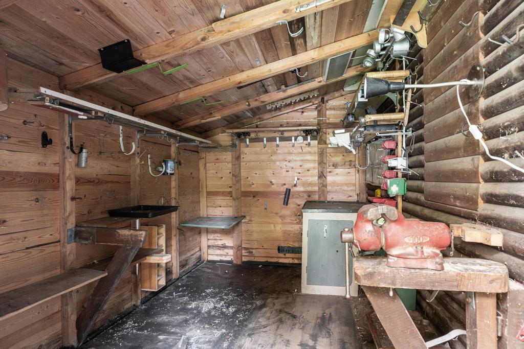 Förråd med liten matkällare