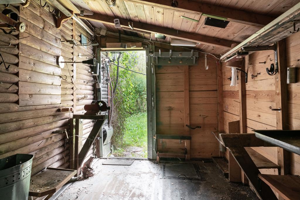 Förråd med liten matkällare