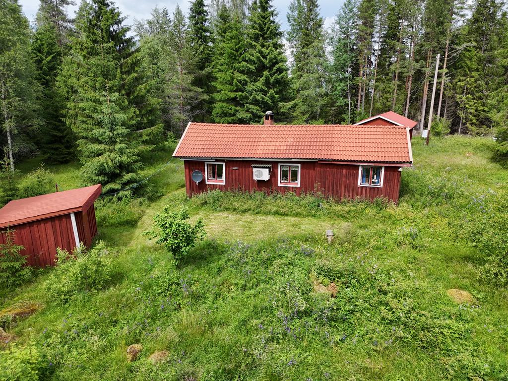 Baksidan finns vedbod och brunn med vatten. 