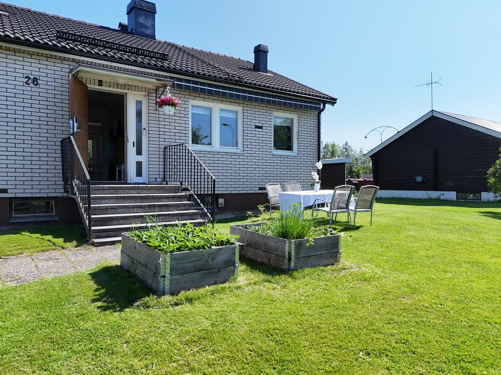 Stor gräsmatta med odlingsmöjligheter.
