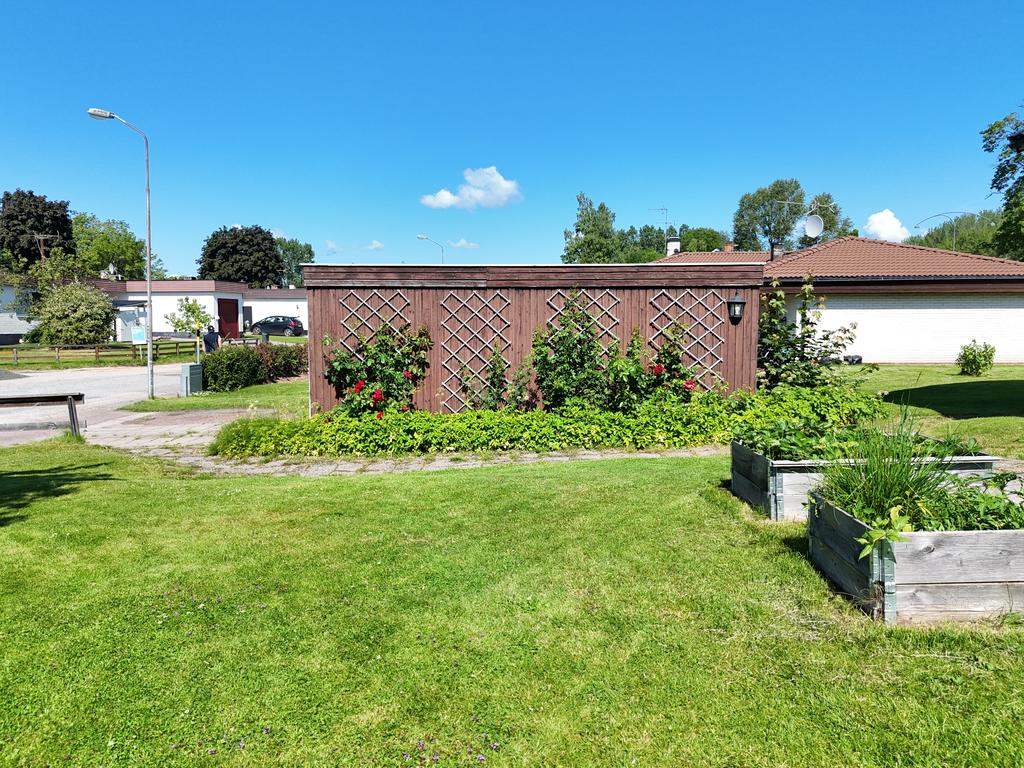 Sidan av garaget bjuder vackra blommor. 