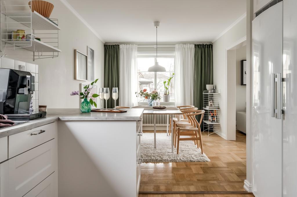 Från köket in mot matsal