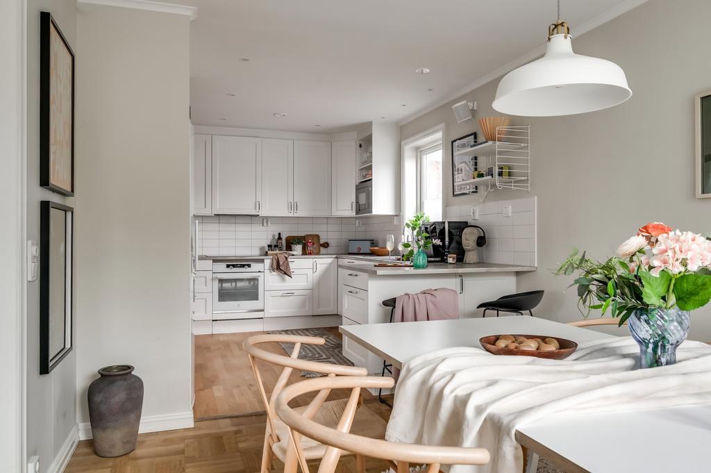 Från matsal in mot kök