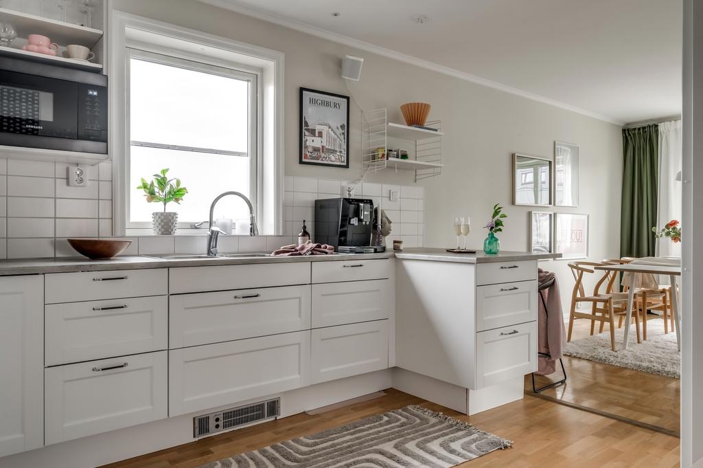 Kök med öppen planlösning mot matsal