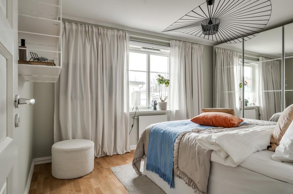 Sovrum 1 med praktisk garderobsvägg