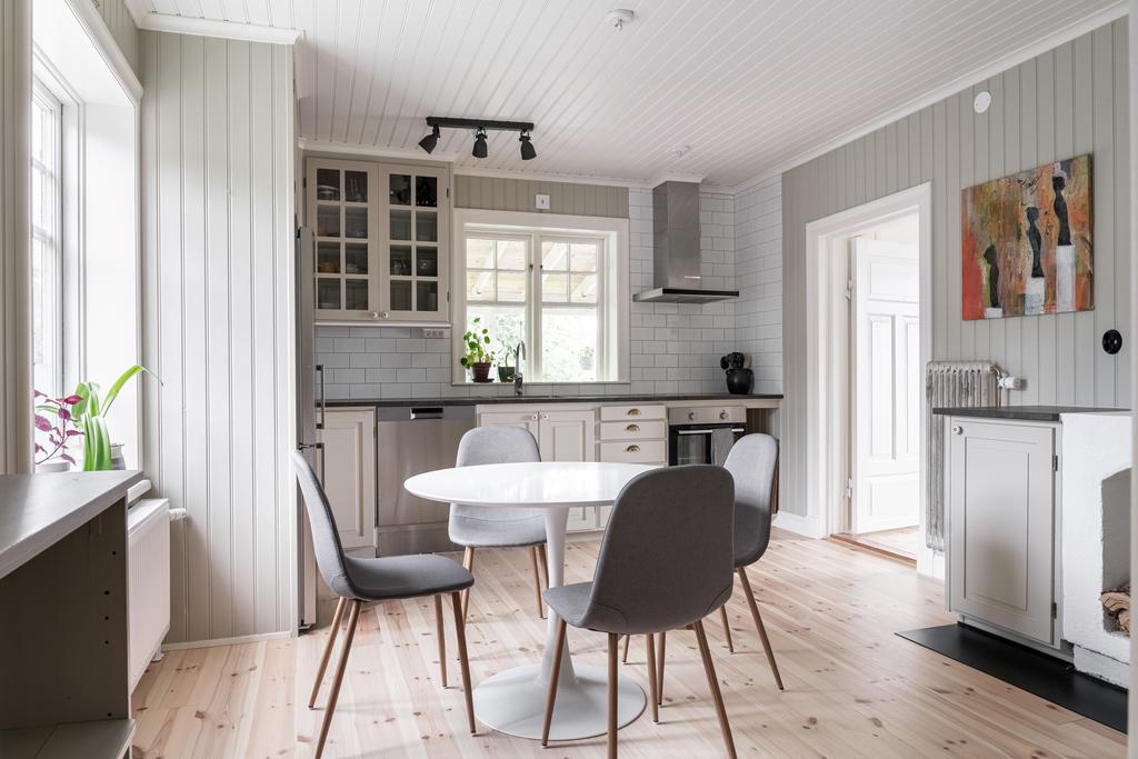 Platsbyggt kök med matplats