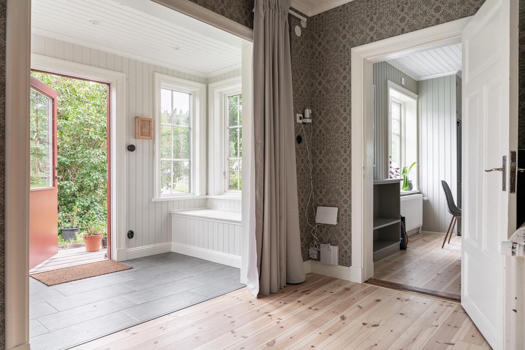Välkomnande tillbyggd entréhall med platsbyggda sittbänkar
