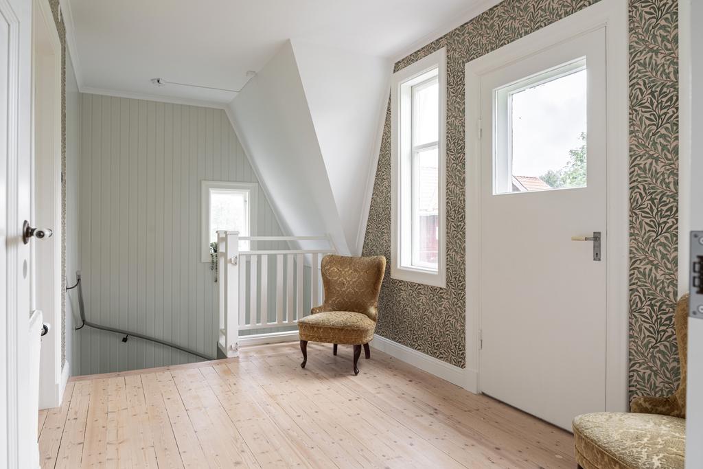Härlig hall med med utgång till balkongen