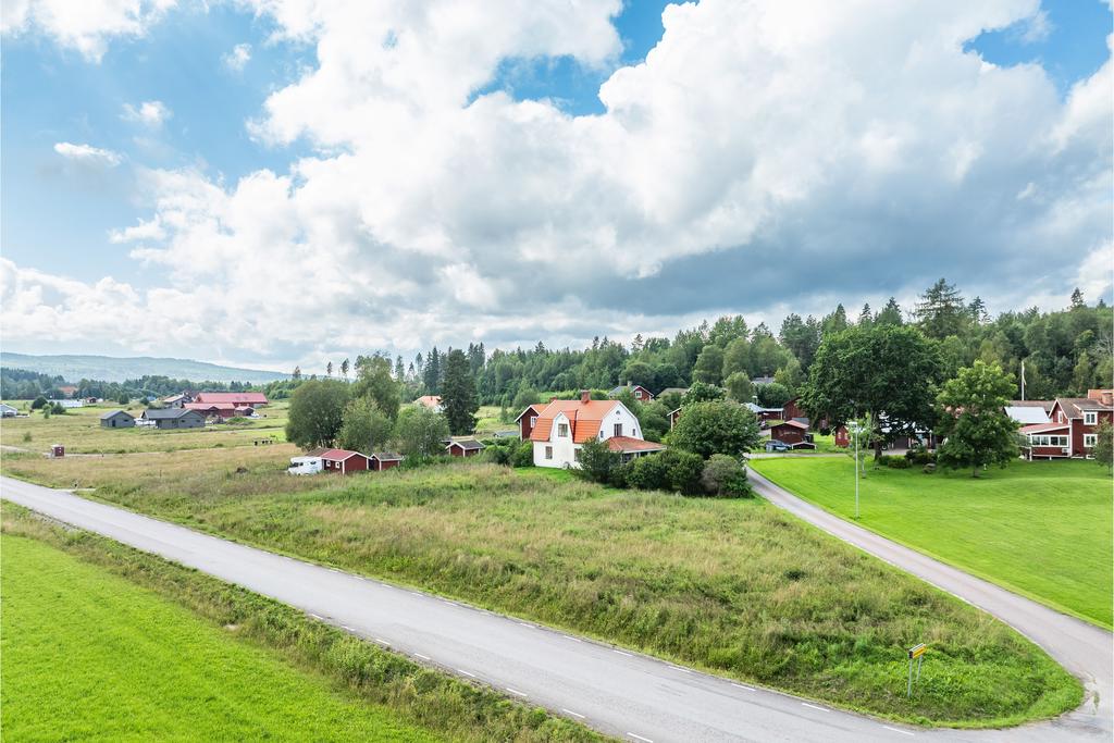 Fastigheten sträcker sig ända fram till vägen