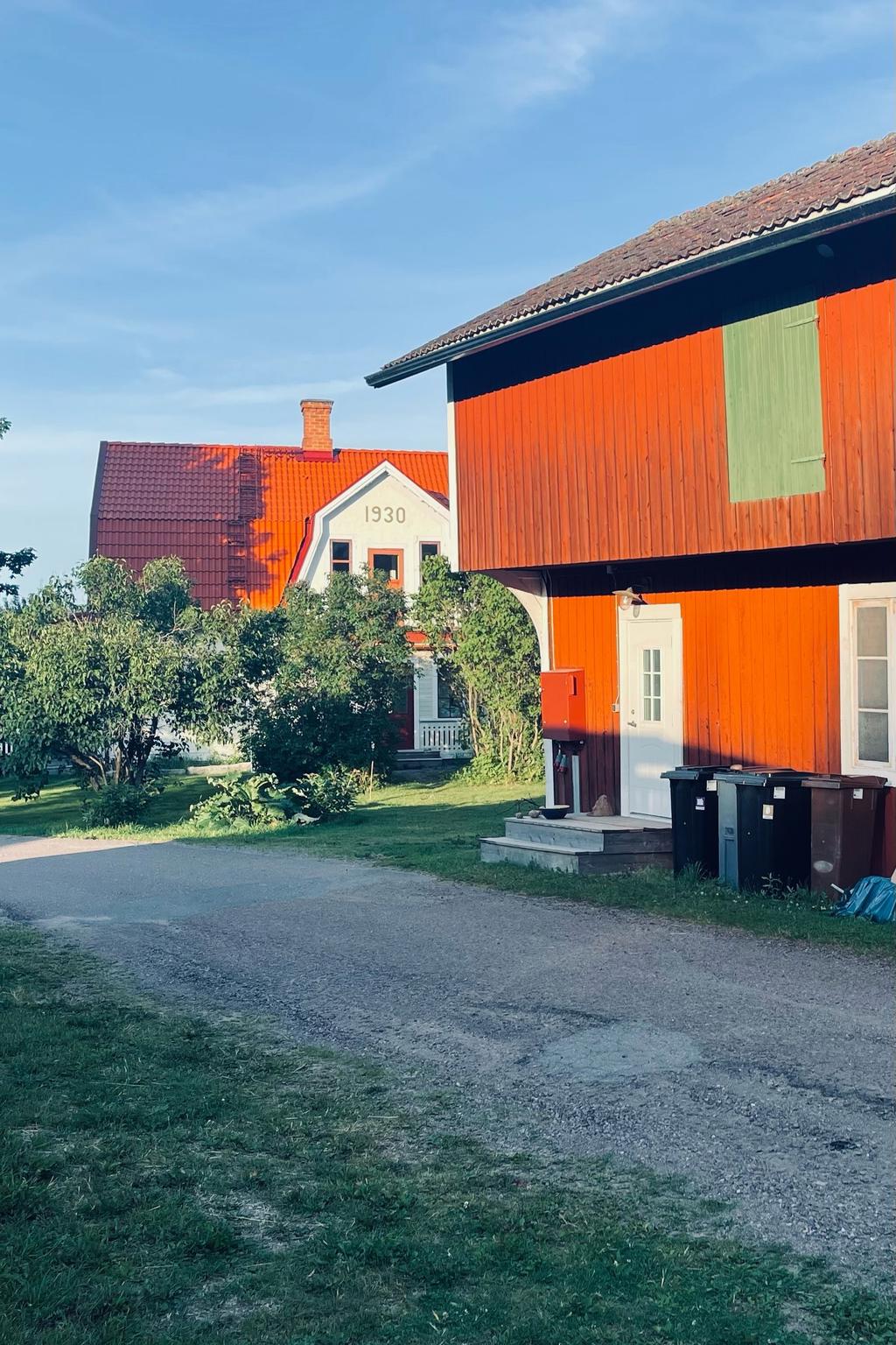 Säljarens bild-<  Uthuset mot bostadshuset