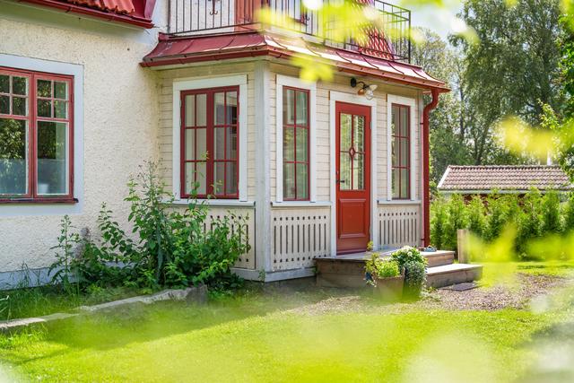 Här hälsas du välkommen av den vackra entrén!