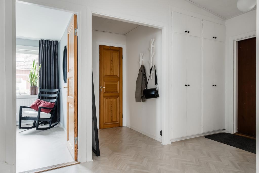 Hall mot wc och sovrum 1