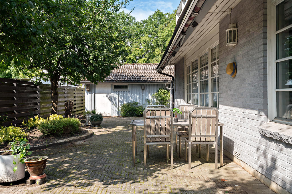 På husets skuggiga baksida är det skönt att sitta varma dagar