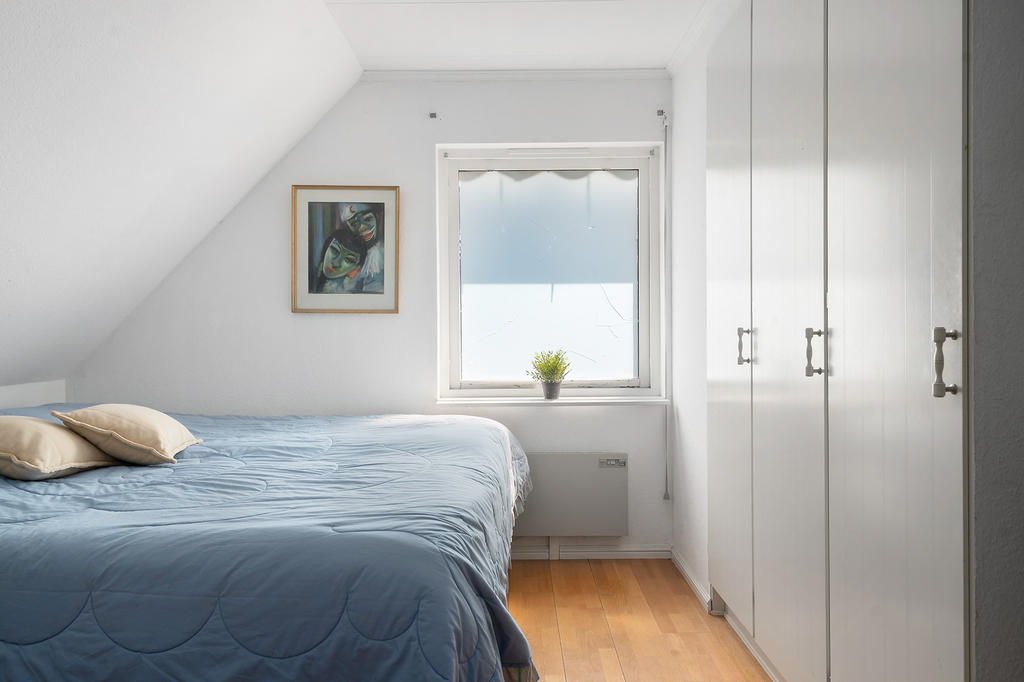 Sovrum 2 - master bedroom - med garderober