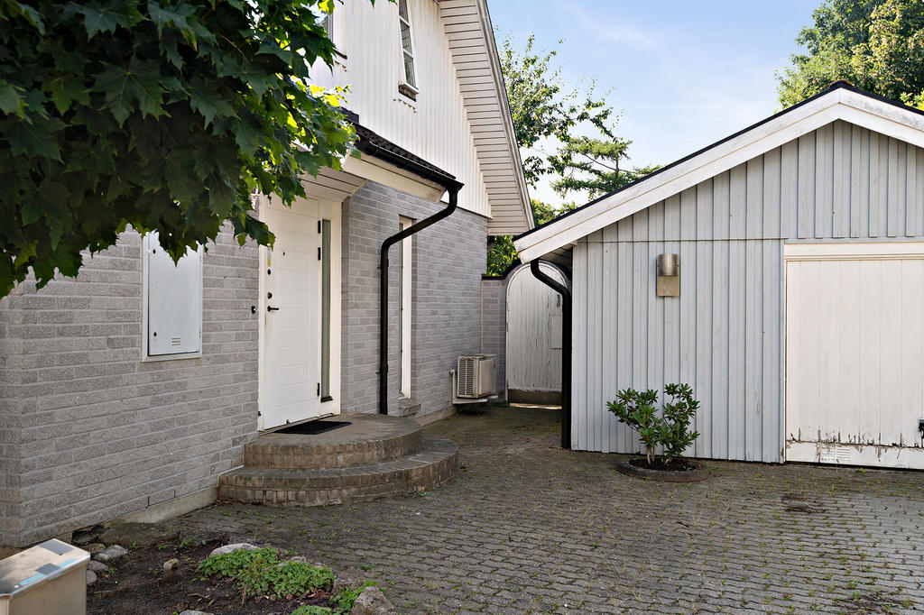 Garaget har plats för en bil - ytterligare en får plats framför