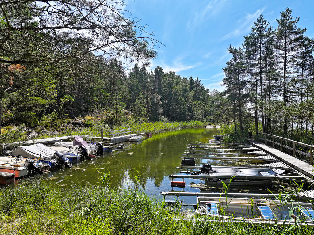 Båthamn en kort promenad från stugan 