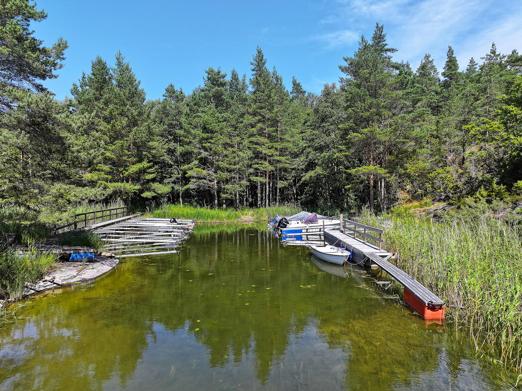 Båthamn en kort promenad från stugan 