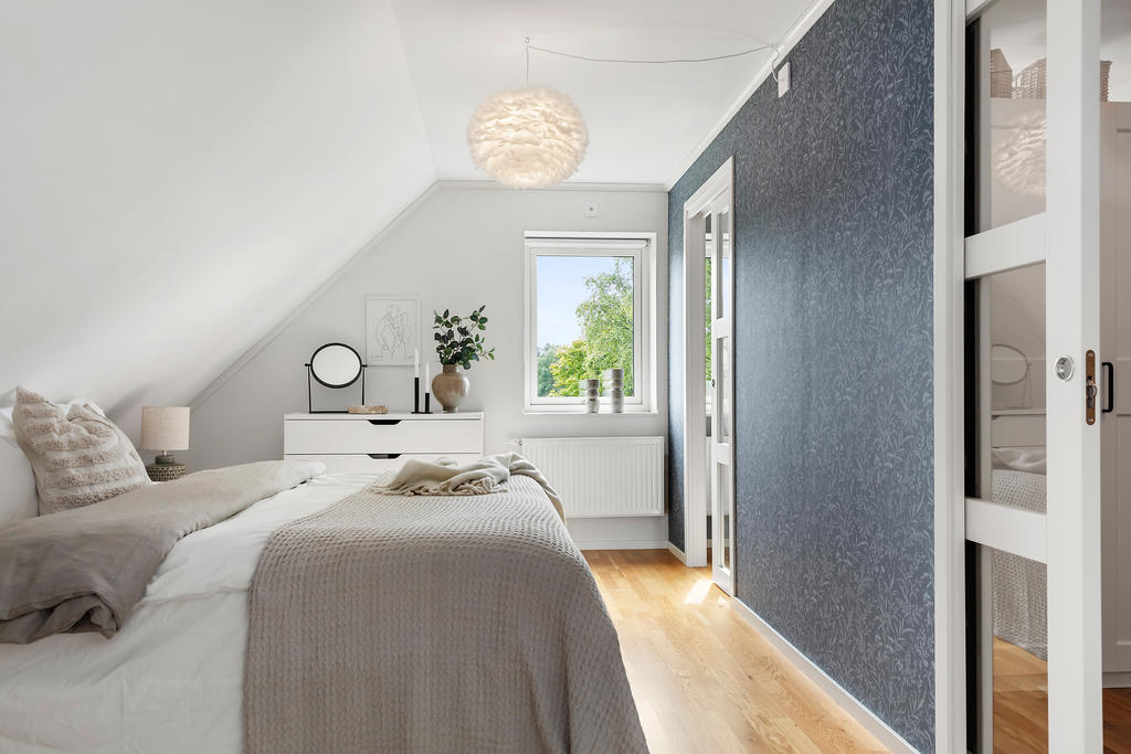 Master bedroom övre plan med walk-in-closet samt kontor/extra förvaring. 