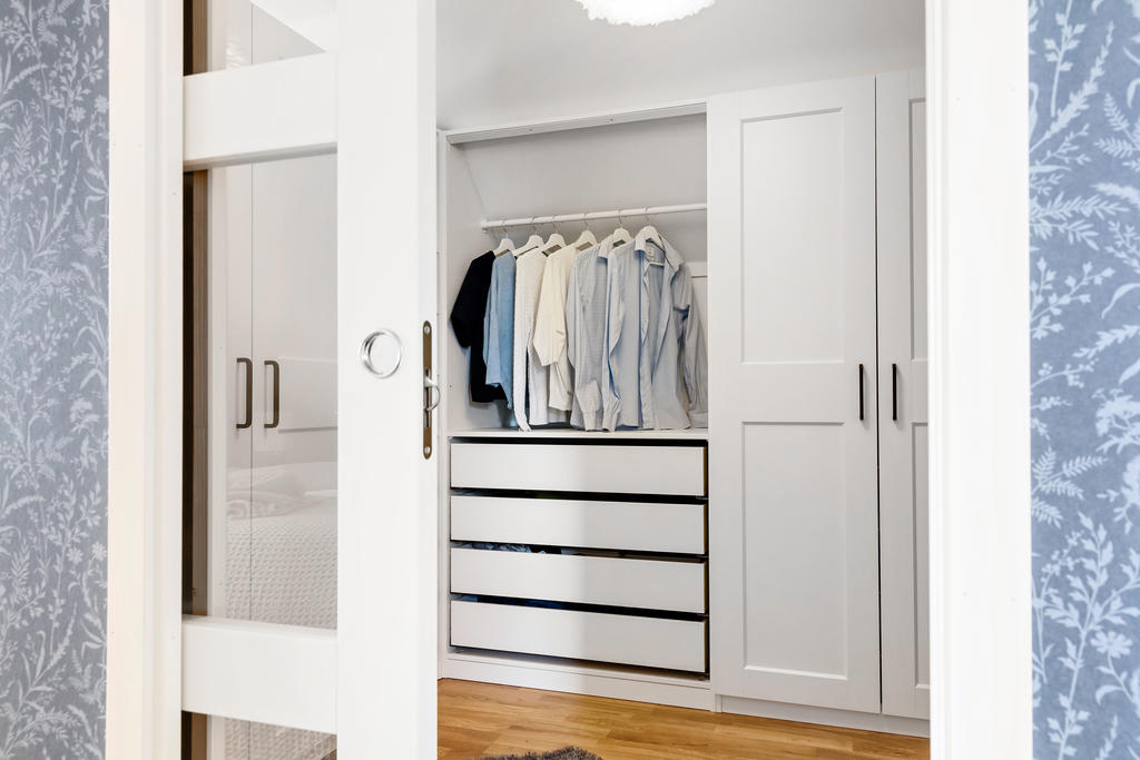 Walk-in-closet i master bedroom med fina skjutdörrar
