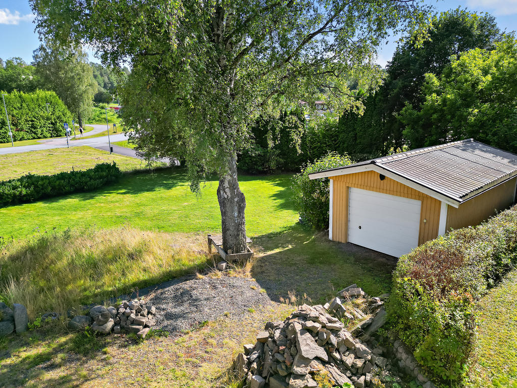 Tomten är jämn med skön avskärmning av grönska. 