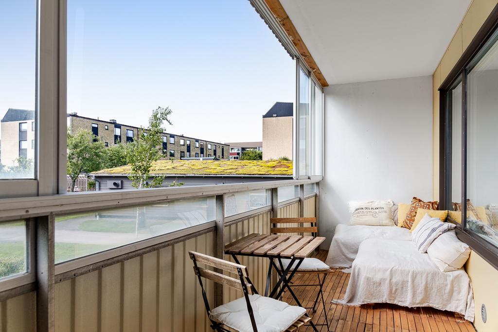 Balkongen vetter åt sydväst och ett härligt solläge 