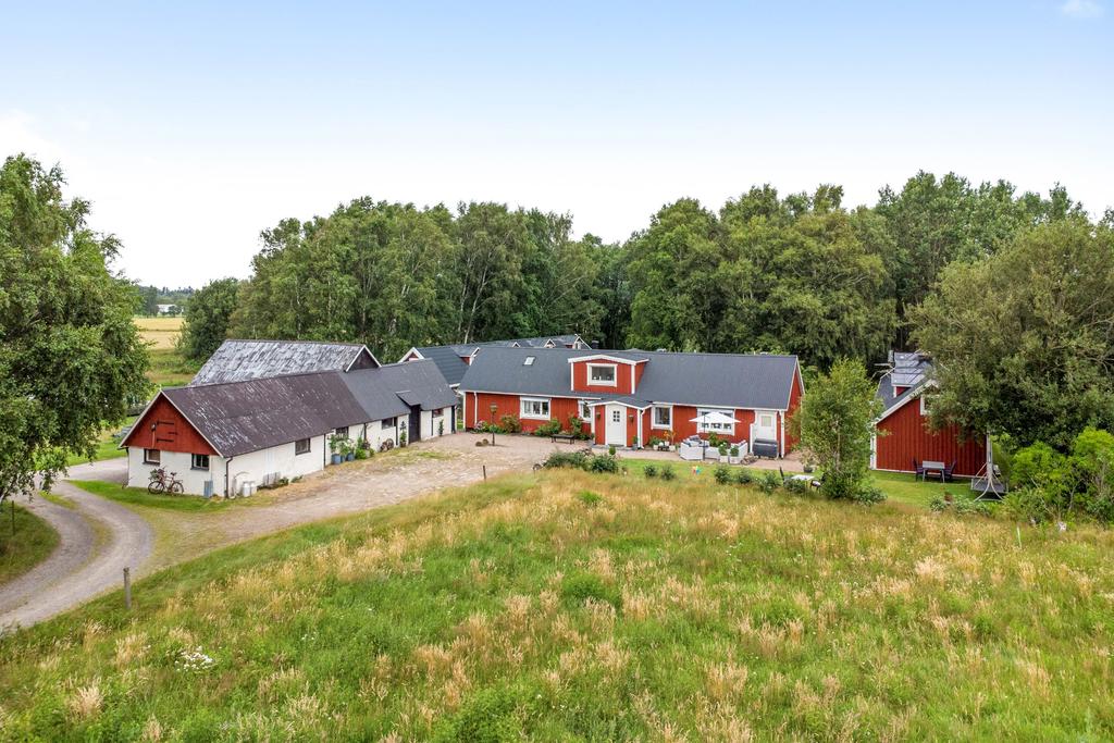 Välkommen till Olofsbo 140. En fastighet med många möjligheter!