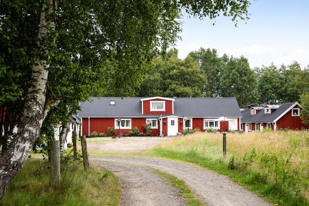 Den charmiga och välkommande infarten som leder till fastigheten. 