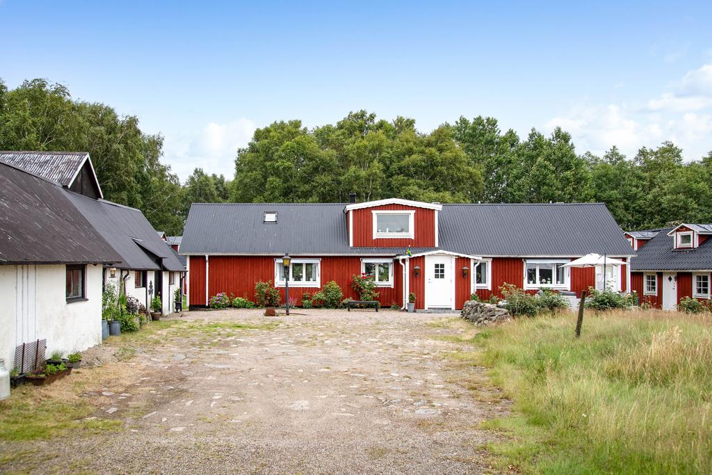Huvudbyggnaden i all sin prakt sedd från gårdsplanen.
