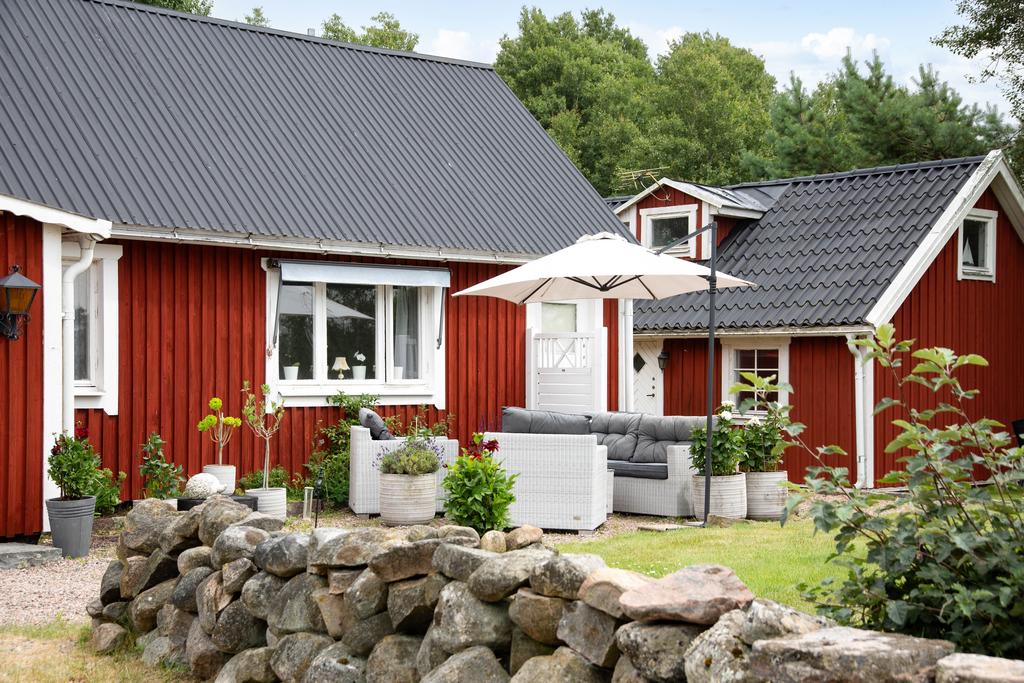 Fastigheten har många mysiga ytor som kan användas till sociala sammanhang. 