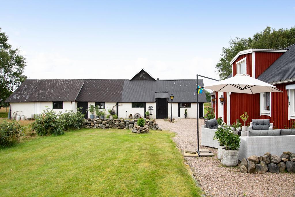 Den vita byggnaden används idag som förråd, men rymmer även möjligheter att inredas som stall eller garage. 